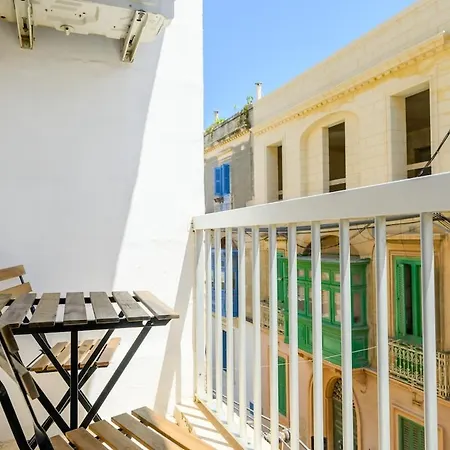 Modern Flat, Walk To Shops & Bus - Sleeps 3 Sliema