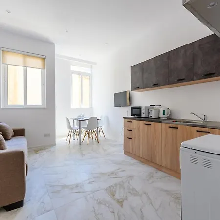 Modern Flat, Walk To Shops & Bus - Sleeps 3