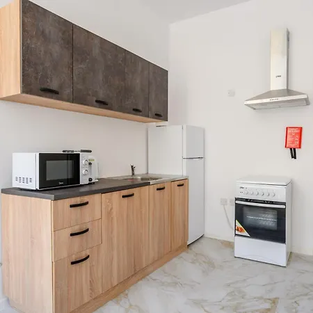 Modern Flat, Walk To Shops & Bus - Sleeps 3 *