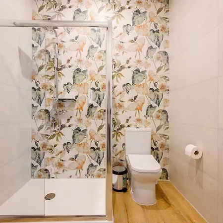 Apartmán Modern Flat, Walk To Shops & Bus - Sleeps 3 *