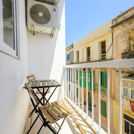 Modern Flat, Walk To Shops & Bus - Sleeps 3