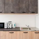 Apartment Modern Flat, Walk To Shops & Bus - Sleeps 3 *