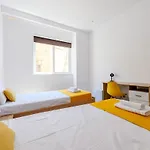 Apartment Modern Flat, Walk To Shops & Bus - Sleeps 3