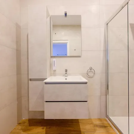 公寓 Modern Flat, Walk To Shops & Bus - Sleeps 3 *
