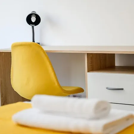 Modern Flat, Walk To Shops & Bus - Sleeps 3 スリーマ