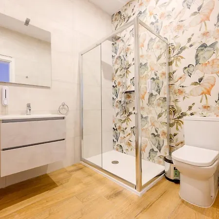 Modern Flat, Walk To Shops & Bus - Sleeps 3 Apartment