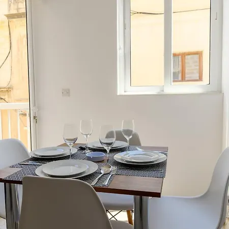 Modern Flat, Walk To Shops & Bus - Sleeps 3 Apartment *
