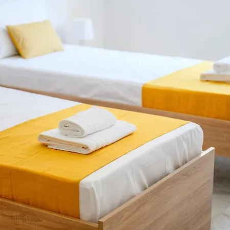 Apartment Modern Flat, Walk To Shops & Bus - Sleeps 3