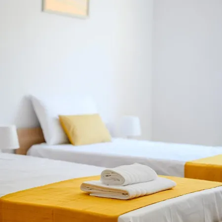 Appartement Modern Flat, Walk To Shops & Bus - Sleeps 3 *