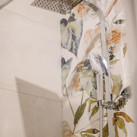 Modern Flat, Walk To Shops & Bus - Sleeps 3 Apartment