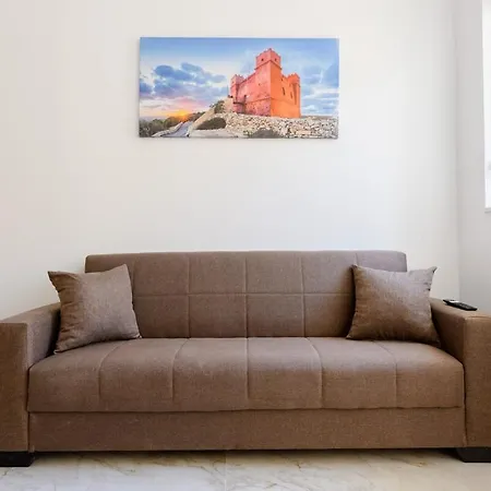 Modern Flat, Walk To Shops & Bus - Sleeps 3 Apartment *