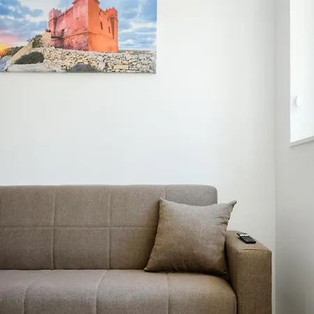 Apartment Modern Flat, Walk To Shops & Bus - Sleeps 3 *