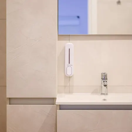 Modern Flat, Walk To Shops & Bus - Sleeps 3