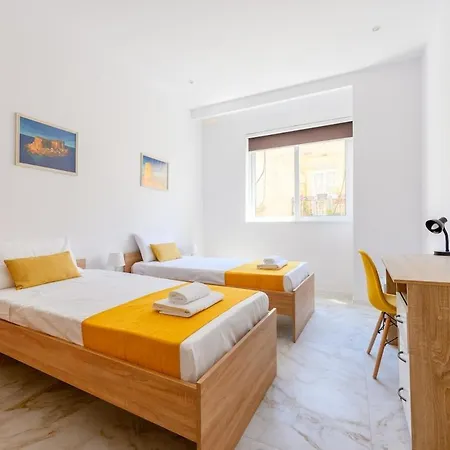 Modern Flat, Walk To Shops & Bus - Sleeps 3 Apartment