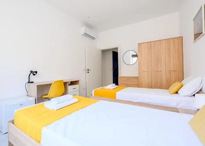 Modern Flat, Walk To Shops & Bus - Sleeps 3 * Sliema