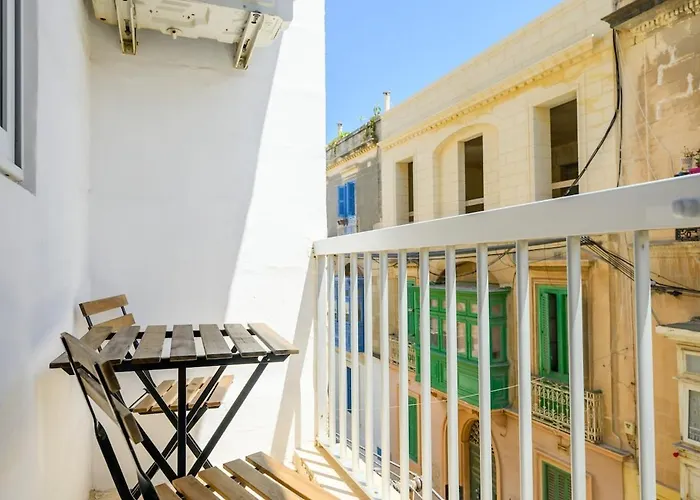 Modern Flat, Walk To Shops & Bus - Sleeps 3 Sliema