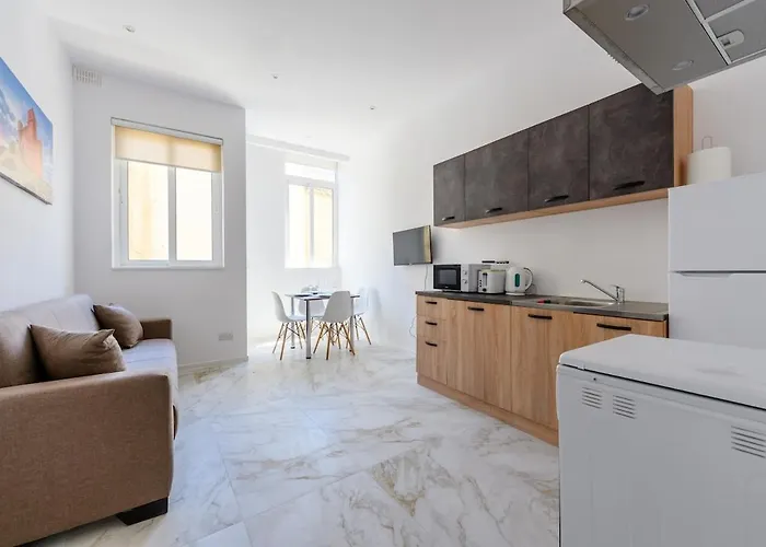 Modern Flat, Walk To Shops & Bus - Sleeps 3