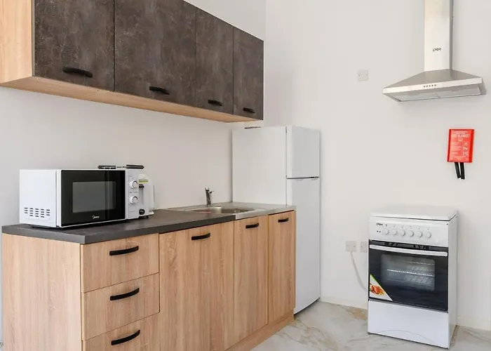 Modern Flat, Walk To Shops & Bus - Sleeps 3 *