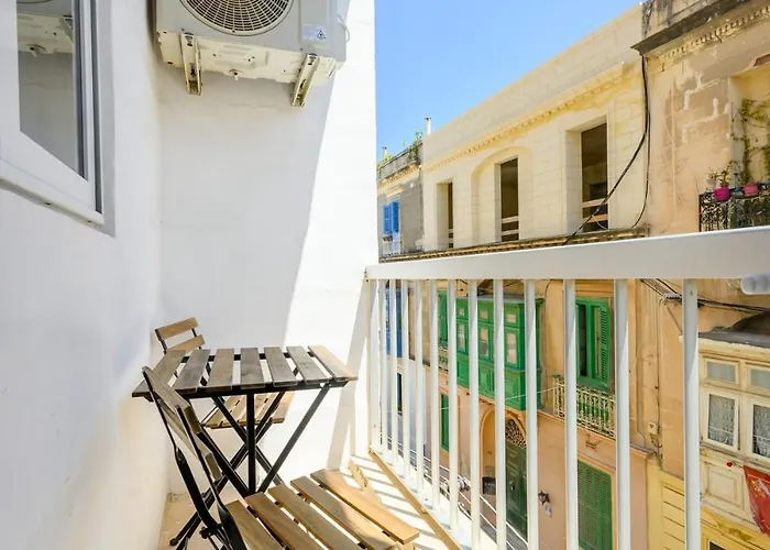 Modern Flat, Walk To Shops & Bus - Sleeps 3