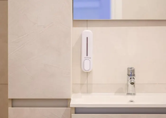 Modern Flat, Walk To Shops & Bus - Sleeps 3